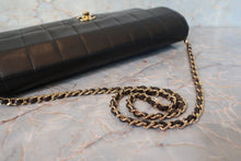 Load image into Gallery viewer, CHANEL Matelasse chain shoulder bag Lambskin Black/Beige/Gold hadware Shoulder bag 600120175