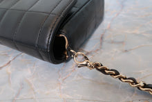 Load image into Gallery viewer, CHANEL Matelasse chain shoulder bag Lambskin Black/Beige/Gold hadware Shoulder bag 600120175