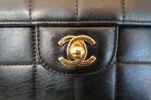 Load image into Gallery viewer, CHANEL Matelasse chain shoulder bag Lambskin Black/Beige/Gold hadware Shoulder bag 600120175
