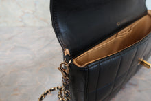 Load image into Gallery viewer, CHANEL Matelasse chain shoulder bag Lambskin Black/Beige/Gold hadware Shoulder bag 600120175