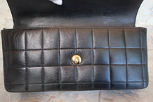 Load image into Gallery viewer, CHANEL Matelasse chain shoulder bag Lambskin Black/Beige/Gold hadware Shoulder bag 600120175