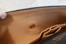 Load image into Gallery viewer, CHANEL Matelasse chain shoulder bag Lambskin Black/Beige/Gold hadware Shoulder bag 600120175