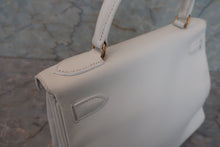 Load image into Gallery viewer, HERMES KELLY 28 Gulliver leather White 〇R Engraving Hand bag 700040113