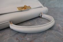 Load image into Gallery viewer, HERMES KELLY 28 Gulliver leather White 〇R Engraving Hand bag 700040113