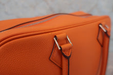 Load image into Gallery viewer, HERMES PLUME 28 Epsom leather Orange □J Engraving Hand bag 800060142