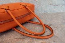 Load image into Gallery viewer, HERMES PLUME 28 Epsom leather Orange □J Engraving Hand bag 800060142