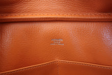 Load image into Gallery viewer, HERMES PLUME 28 Epsom leather Orange □J Engraving Hand bag 800060142