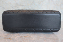 将图片加载到图库查看器,CHANEL/香奈儿 CF 梯形 手提包 荔枝皮 Black/Gold hadware(黑色/金色金属) 手提包 800050007