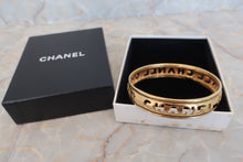 將圖片載入圖庫檢視器 CHANEL/シャネル ロゴバングル 金メッキ ゴールド バングル 500090029