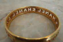 將圖片載入圖庫檢視器 CHANEL/シャネル ロゴバングル 金メッキ ゴールド バングル 500090029