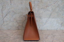 Load image into Gallery viewer, HERMES KELLY 28 Graine Couchevel leather Gold 〇X Engraving Shoulder bag 700070231