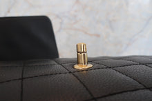 画像をギャラリービューアに読み込む, CHANEL/シャネル マトラッセ台形ハンドバッグ キャビアスキン ブラック/ゴールド金具 ハンドバッグ 700100130