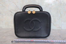 Load image into Gallery viewer, CHANEL CC mark Vanity Caviar skin Black/Gold hardware Vanity 800090211