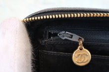 Load image into Gallery viewer, CHANEL CC mark Vanity Caviar skin Black/Gold hardware Vanity 800090211