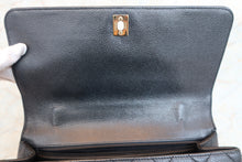 Load image into Gallery viewer, CHANEL Matelasse trapezoid hand bag Caviar skin Black/Gold hadware Hand bag 700090110