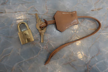 Load image into Gallery viewer, HERMES HAUT A COURROIRE 32 Graine Couchevel leather Natural □B Engraving Hand bag 800040163