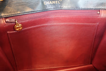 Load image into Gallery viewer, CHANEL Medium Matelasse shoulder bag Lambskin Black/Gold hadware Shoulder bag 700090068