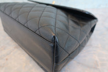 Load image into Gallery viewer, CHANEL Matelasse trapezoid hand bag Caviar skin Black/Gold hadware Hand bag 700090112