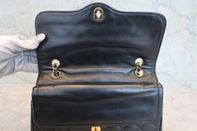 将图片加载到图库查看器,CHANEL/香奈儿 巴黎限定 CF 双盖 链条包 羊皮 Black/Gold hadware(黑色/金色金属) 肩背包 800030138