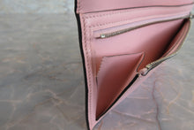 Load image into Gallery viewer, HERMES  Bearn Soufflet Box carf leather/Lizard Rose sakura/Rouge X Engraving Wallet 700040092