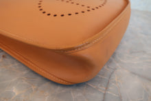 将图片加载到图库查看器,HERMES EVELYNE1 PM Box carf leather Natural □D刻印 Shoulder bag 800050027
