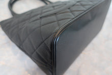 Load image into Gallery viewer, CHANEL Medallion Tote Caviar skin Black/Gold hardware Tote bag 800100017