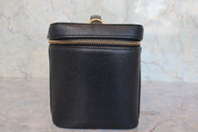 Load image into Gallery viewer, CHANEL CC mark Vanity Caviar skin Black/Gold hardware Vanity 800090235