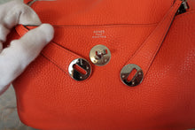 画像をギャラリービューアに読み込む, HERMES/エルメス リンディ26 トリヨンクレマンス オレンジポピー X刻印 ショルダーバッグ 700100134