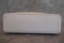 画像をギャラリービューアに読み込む, CHANEL/シャネル ダイアナマトラッセチェーンショルダーバッグ キャビアスキン ホワイト/シルバー金具 ショルダーバッグ 700120230