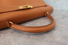 Load image into Gallery viewer, HERMES KELLY 32 Graine Couchevel leather Natural □C Engraving Shoulder bag 700040072