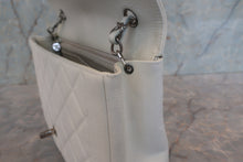 画像をギャラリービューアに読み込む, CHANEL/シャネル ダイアナマトラッセチェーンショルダーバッグ キャビアスキン ホワイト/シルバー金具 ショルダーバッグ 700120230