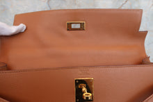 Load image into Gallery viewer, HERMES KELLY 32 Graine Couchevel leather Natural □C Engraving Shoulder bag 700040072