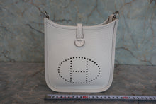 将图片加载到图库查看器,HERMES EVELYNE TPM Clemence leather Gris perle W刻印 Shoulder bag 800060189