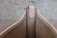 将图片加载到图库查看器,HERMES EVELYNE TPM Clemence leather Gris perle W刻印 Shoulder bag 800060189