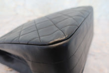 Load image into Gallery viewer, CHANEL Matelasse chain shoulder bag Lambskin Black/Gold hadware Shoulder bag 700120007