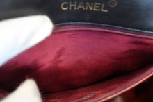 Load image into Gallery viewer, CHANEL Matelasse chain shoulder bag Lambskin Black/Gold hadware Shoulder bag 700120007