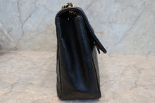 将图片加载到图库查看器,CHANEL/香奈儿 大号CF 单盖 链条包 羊皮 Black/Gold hadware(黑色/金色金属) 肩背包 700120005