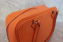 Load image into Gallery viewer, HERMES PLUME 20 Epsom leather Orange □J Engraving Hand bag 800080078