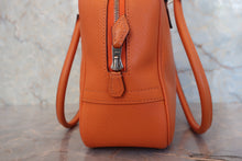 Load image into Gallery viewer, HERMES PLUME 20 Epsom leather Orange □J Engraving Hand bag 800080078