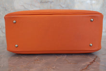 Load image into Gallery viewer, HERMES PLUME 20 Epsom leather Orange □J Engraving Hand bag 800080078
