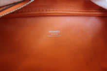 Load image into Gallery viewer, HERMES PLUME 20 Epsom leather Orange □J Engraving Hand bag 800080078