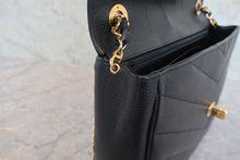 将图片加载到图库查看器,CHANEL/香奈儿 V线 链条包 荔枝皮 Black/Gold hadware(黑色/金色金属) 肩背包 800030196