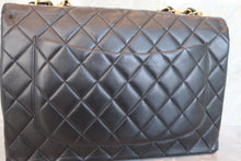 Load image into Gallery viewer, CHANEL Medium Matelasse single flap chain shoulder bag Lambskin Black/Gold hadware Shoulder bag 700080059