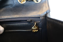 Load image into Gallery viewer, CHANEL Medium Matelasse single flap chain shoulder bag Lambskin Black/Gold hadware Shoulder bag 700100113