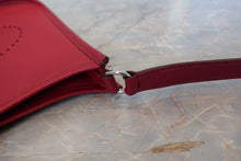 画像をギャラリービューアに読み込む, HERMES/エルメス エブリンTPM ヴォーエプソン ルビー ショルダーバッグ 700100092