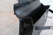 Load image into Gallery viewer, HERMES Pochette Kelly Gulliver leather Black □H Engraving Hand bag 700090083