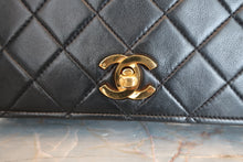 Load image into Gallery viewer, CHANEL Matelasse Full flap chain shoulder bag Lambskin Black/Gold hadware Shoulder bag 800060199