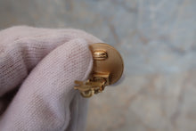 將圖片載入圖庫檢視器 CHANEL/シャネル ココマークラインストーンイヤリング 金メッキ ゴールド イヤリング 300120152