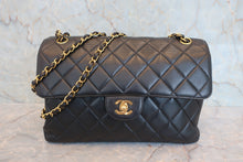 Load image into Gallery viewer, CHANEL Medium Matelasse Double Face shoulder bag Lambskin Black/Gold hadware Shoulder bag 800020109