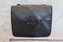 Load image into Gallery viewer, CHANEL Matelasse chain shoulder bag Lambskin Black/Gold hadware Shoulder bag 700040135